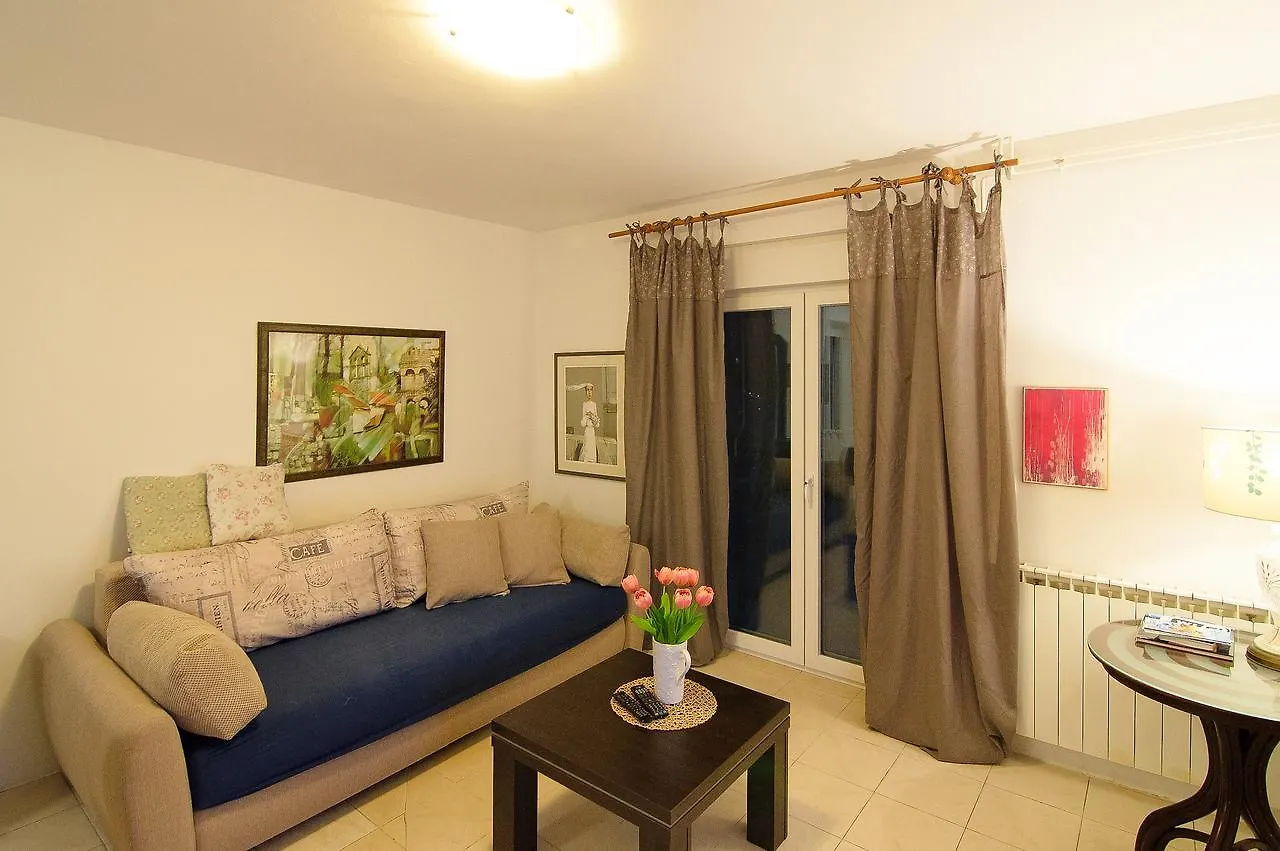 Apartments Lilly Banjole